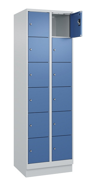 C+P Schließfachschrank Evolo PLUS, mit Sockel, 12 Fächer, 1950x600x500mm, 7035/5, Frontfarbe RAL 5023 Fernblau, 049020-206 S10008