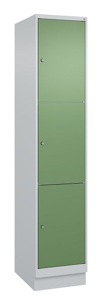 C+P Schließfachschrank Classic PLUS, Sockel, 1950x400x500mm, 7035/6011, mit 3 Fächern, 080020-123 S10006