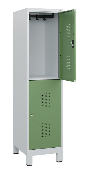 C+P Doppelstöckiger Spind Evolo PLUS, Füße, 2 Fächer, 1630x400x500mm, 7035/6011, Zylinderschloss, 0493105-12 S10037