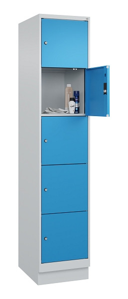 C+P Schließfachschrank Evolo PLUS, mit Sockel, 5 Fächer, 1950x400x500mm, 7035/50, Frontfarbe RAL 5012 Lichtblau, 049020-125 S10007