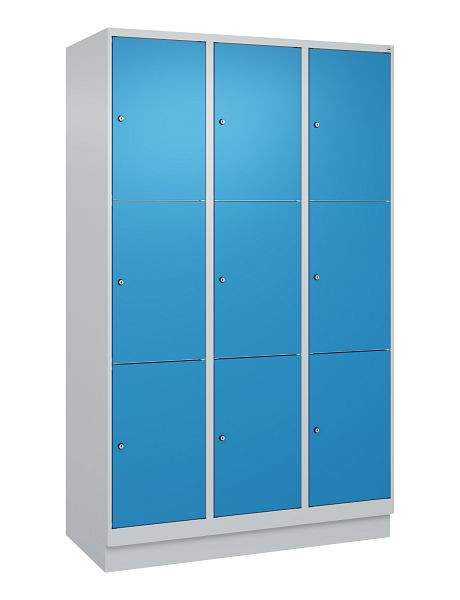 C+P Schließfachschrank Classic PLUS, Sockel, 3 Abteile mit je 3 Fächern, 1950x1200x500mm, 7035/5012, 080020-323 S10004