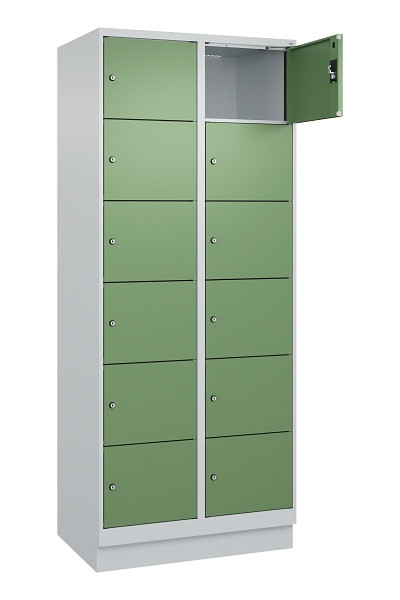 C+P Schließfachschrank Evolo PLUS, mit Sockel, 12 Fächer, 1950x800x500mm, 7035/6, Frontfarbe RAL 6011 Resedagrün, 049020-226 S10010