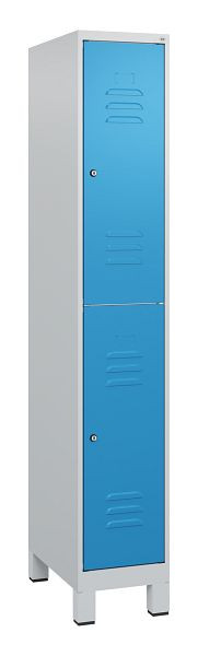 C+P Doppelstöckiger Spind Classic PLUS, Füße, 1800x300x500mm, 7035/5012, Zylinderschlösser, 0803107-10 S10019