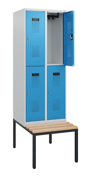 C+P Doppelstöckiger Spind Evolo PLUS, Bank, 4 Fächer, 1950x600x815mm, 7035/5012, Zylinderschloss, Sitzfläche Buche-Hartholz, Sitzbank, 0493505-20 S10031