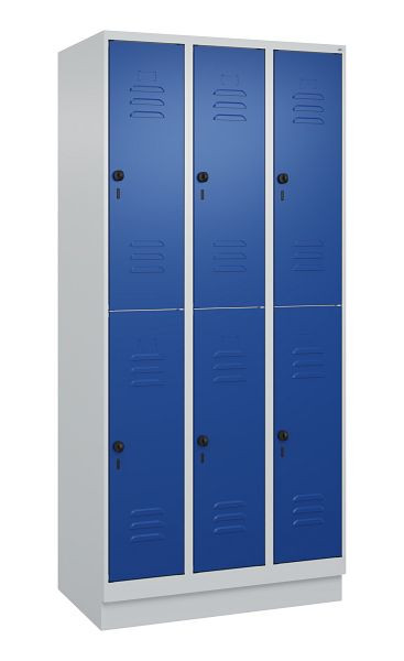 C+P Doppelstöckiger Spind Classic PLUS, Sockel, 3 Abteile, 1950x900x500mm, 7035/5010, 080320-30 S10003