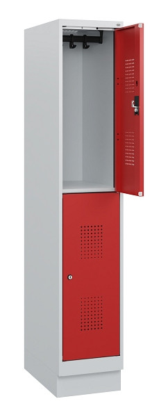 C+P Doppelstöckiger Spind Evolo PLUS, Sockel, 2 Fächer, 1630x300x500mm, 7035/300, Frontfarbe RAL 3000 feuerrot, Zylinderschloss, 0493205-10 S10024