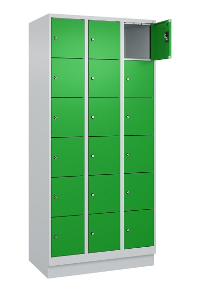 C+P Schließfachschrank Evolo PLUS, mit Sockel, 18 Fächer, 1950x900x500mm, 7035/6, Frontfarbe RAL 6037 Reingrün, 049020-306 S10011