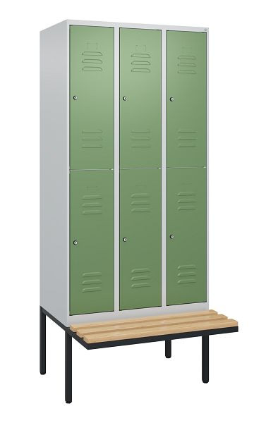 C+P Doppelstöckiger Spind Classic PLUS, 3 Abteile, 2120x900x815mm, 7035/6011, Zylinderschlösser, Buche-Sitzleisten, Sitzfläche, 0803407-30 S10096
