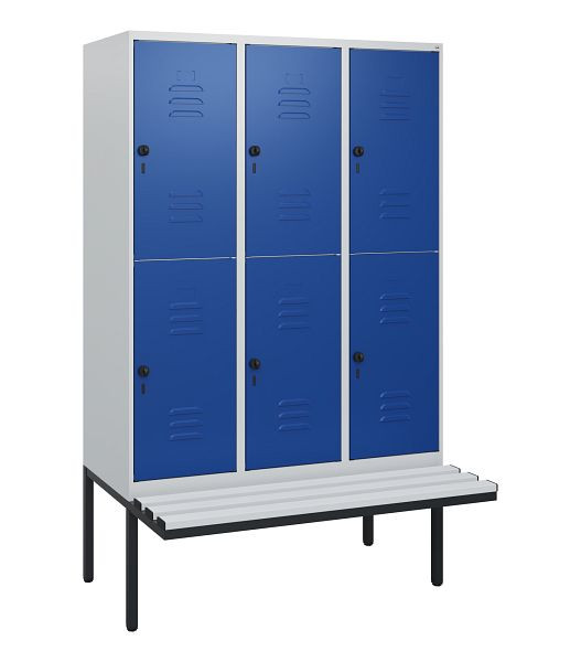 C+P Doppelstöckiger Spind Classic PLUS, 3 Abteile, 1950x1200x815mm, 7035/5010, Drehriegel, mit Untergestell und schwebender Sitzfläche, 0803405-32 S10063