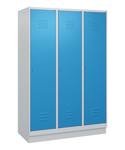 C+P Umkleidespind Classic PLUS, Sockel, 3 Abteile, 1800x1200x500mm, 7035/5012, Zylinderschlösser, 0800207-32 S10019