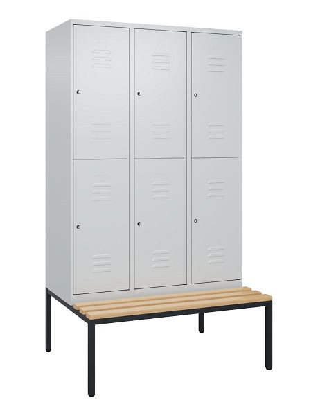 C+P Doppelstöckiger Spind Classic PLUS, 3 Abteile, 2120x1200x815mm, 7035/7035, Zylinderschlösser, Buche-Sitzleisten, Sitzbank, 0803507-32 S10099