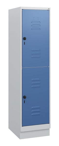 C+P Doppelstöckiger Spind Classic PLUS, Sockel, 1630x400x500mm, 7035/5023, Drehriegel, 0803205-12 S10005