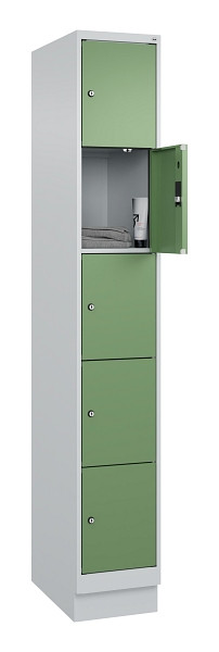 C+P Schließfachschrank Evolo PLUS, mit Sockel, 5 Fächer, 1950x300x500mm, 7035/60, Frontfarbe RAL 6011 Resedagrün, 049020-105 S10010