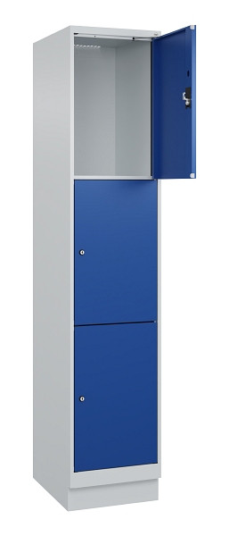 C+P Schließfachschrank Evolo PLUS, mit Sockel, 3 Fächer, 1950x400x500mm, 7035/50, Frontfarbe RAL 5010 Enzianblau, 049020-123 S10006