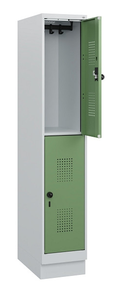 C+P Doppelstöckiger Spind Evolo PLUS, Sockel, 2 Fächer, 1630x300x500mm, 7035/601, Drehriegel, 0493205-10 S10010